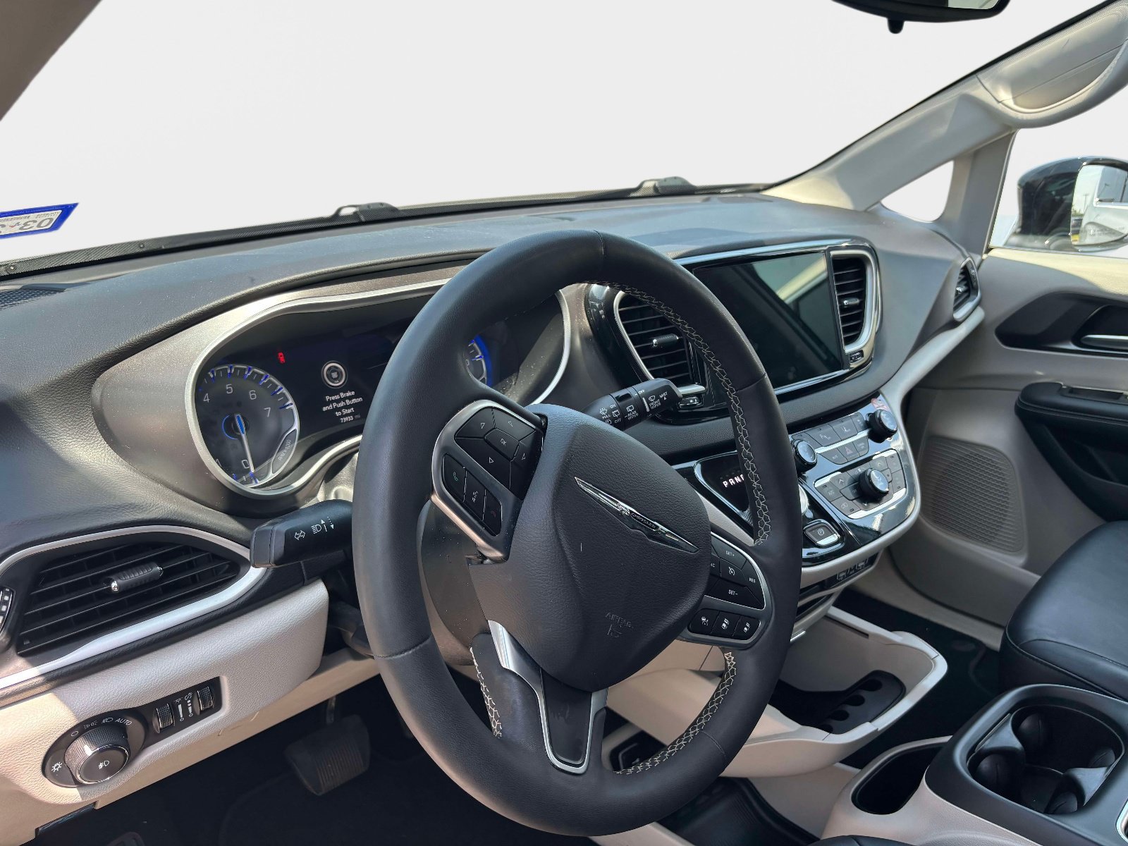 Used 2024 Chrysler Pacifica Touring-L FWD image 9