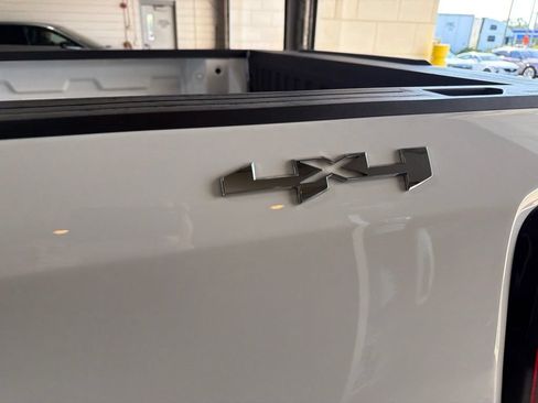 Used 2025 GMC Sierra 1500 SLE AWD/4WD image 4