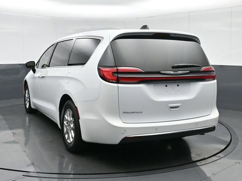 Used 2024 Chrysler Pacifica Touring image 5