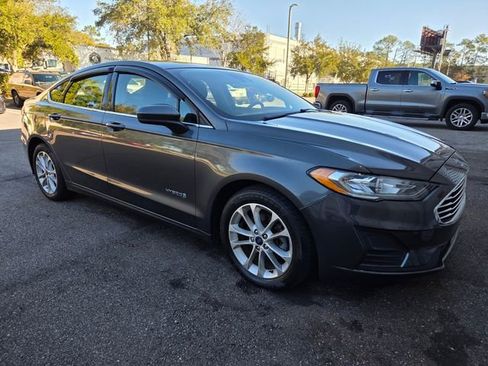 Used 2019 Ford Fusion SE image 2