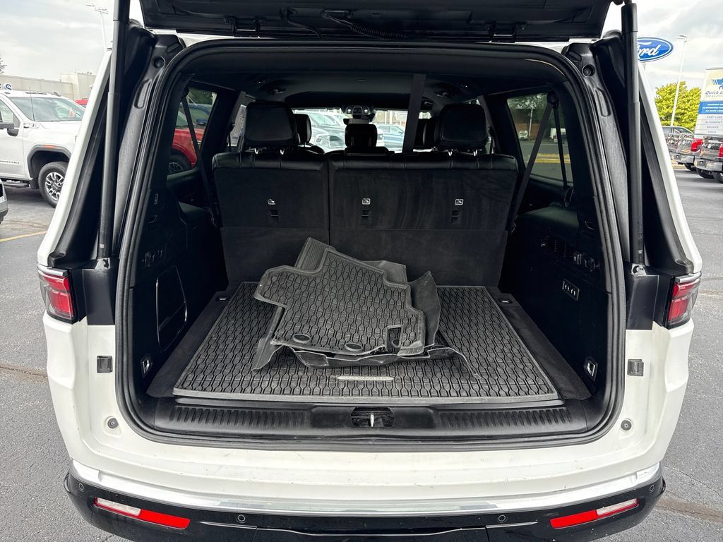 Used 2024 Jeep Wagoneer L Series II w/ Flexible Seating Group AWD/4WD image 11