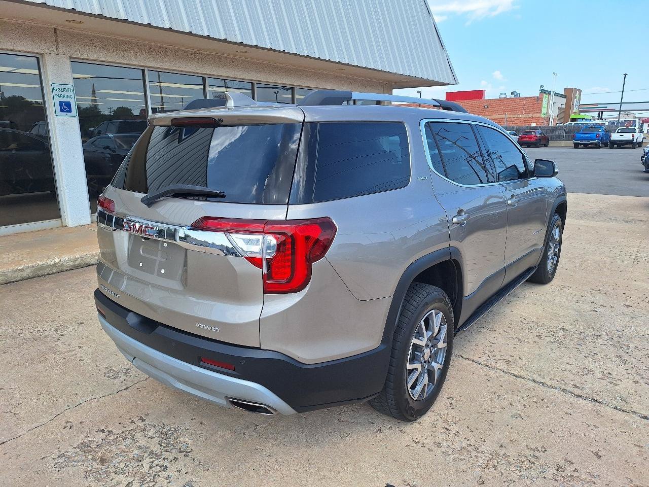 Used 2023 GMC Acadia SLT w/ Preferred Package AWD/4WD image 9