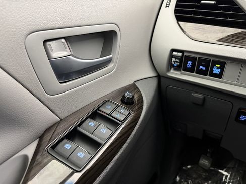 Used 2017 Toyota Sienna XLE image 10