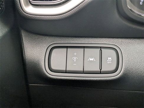 Certified 2022 Hyundai Venue SE image 18