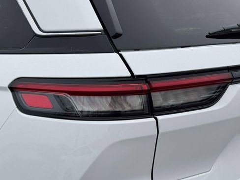 Used 2023 Jeep Grand Cherokee Laredo image 11