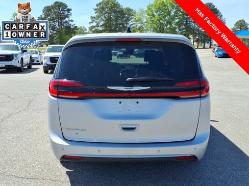 Used 2024 Chrysler Pacifica Touring-L FWD image 4