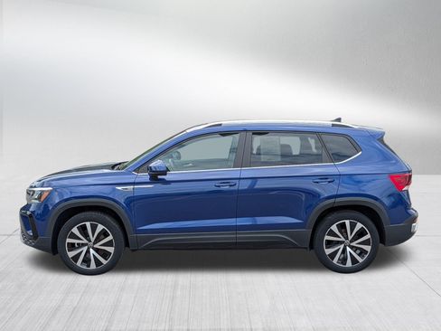 Used 2023 Volkswagen Taos SE w/ Panoramic Sunroof Package AWD/4WD image 4