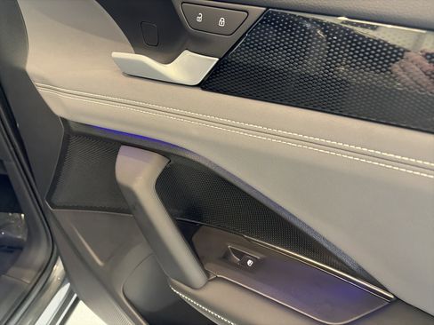 Used 2025 Volkswagen Tiguan SE R-Line image 34