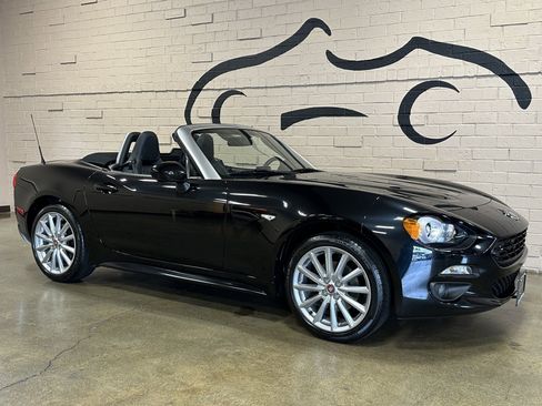 Used 2017 FIAT 124 Spider Lusso RWD image 2