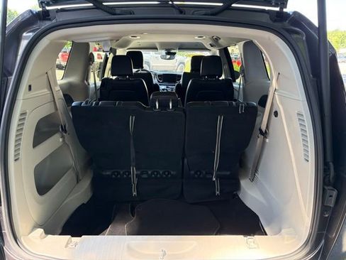 Used 2023 Chrysler Pacifica Touring-L FWD image 6