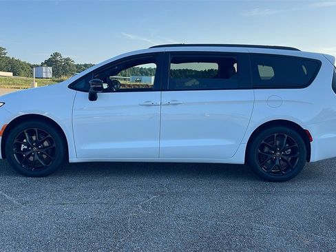 New 2025 Chrysler Pacifica Limited image 4