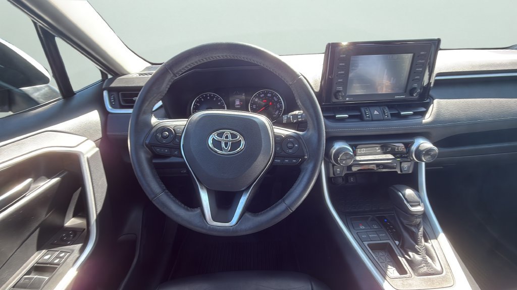 Used 2020 Toyota RAV4 XLE Premium FWD image 15