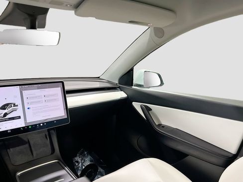 Used 2022 Tesla Model Y Long Range image 22