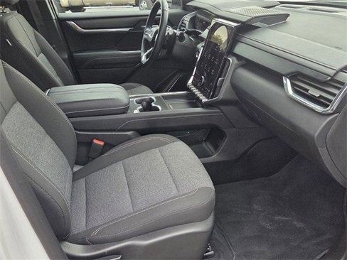 Used 2025 GMC Acadia Elevation image 17