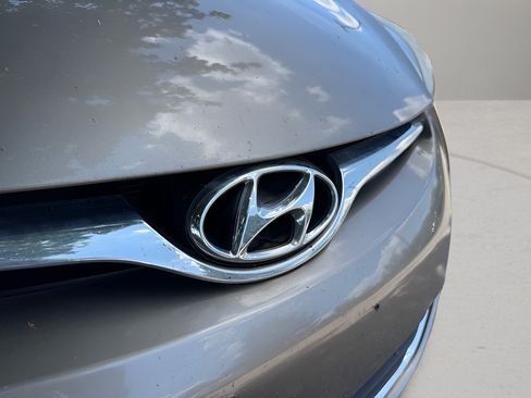 Used 2014 Hyundai Elantra SE FWD image 11
