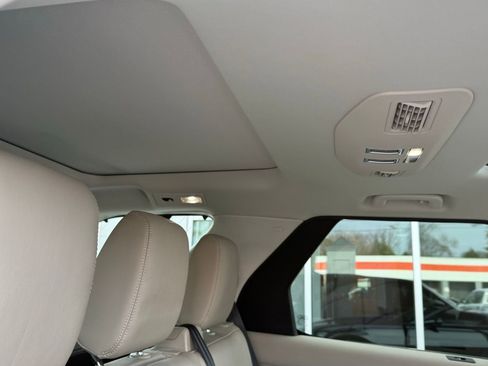 Used 2019 Land Rover Discovery SE image 30