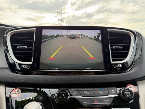 Used 2023 Chrysler Pacifica Touring-L FWD image 19