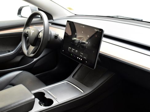 Used 2023 Tesla Model 3 Standard Range image 28