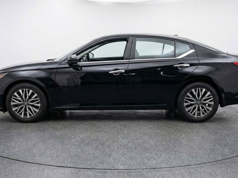 Used 2025 Nissan Altima 2.5 SV FWD image 5