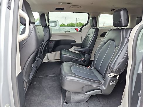 Used 2024 Chrysler Pacifica Touring-L FWD image 12