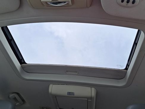 Used 2010 Volkswagen Routan SEL Premium FWD image 18