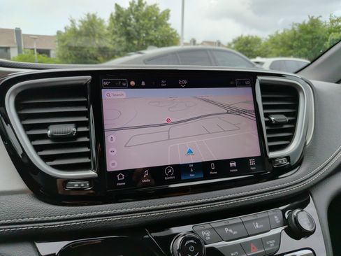 Used 2022 Chrysler Pacifica Limited w/ Uconnect Theater Family Group FWD image 18