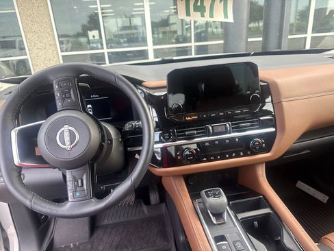 Used 2025 Nissan Pathfinder Platinum AWD/4WD image 12