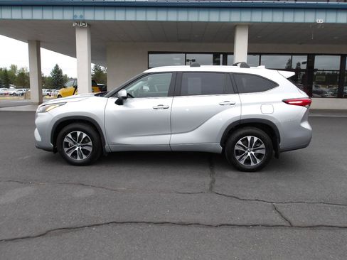 Used 2022 Toyota Highlander XLE AWD/4WD image 2