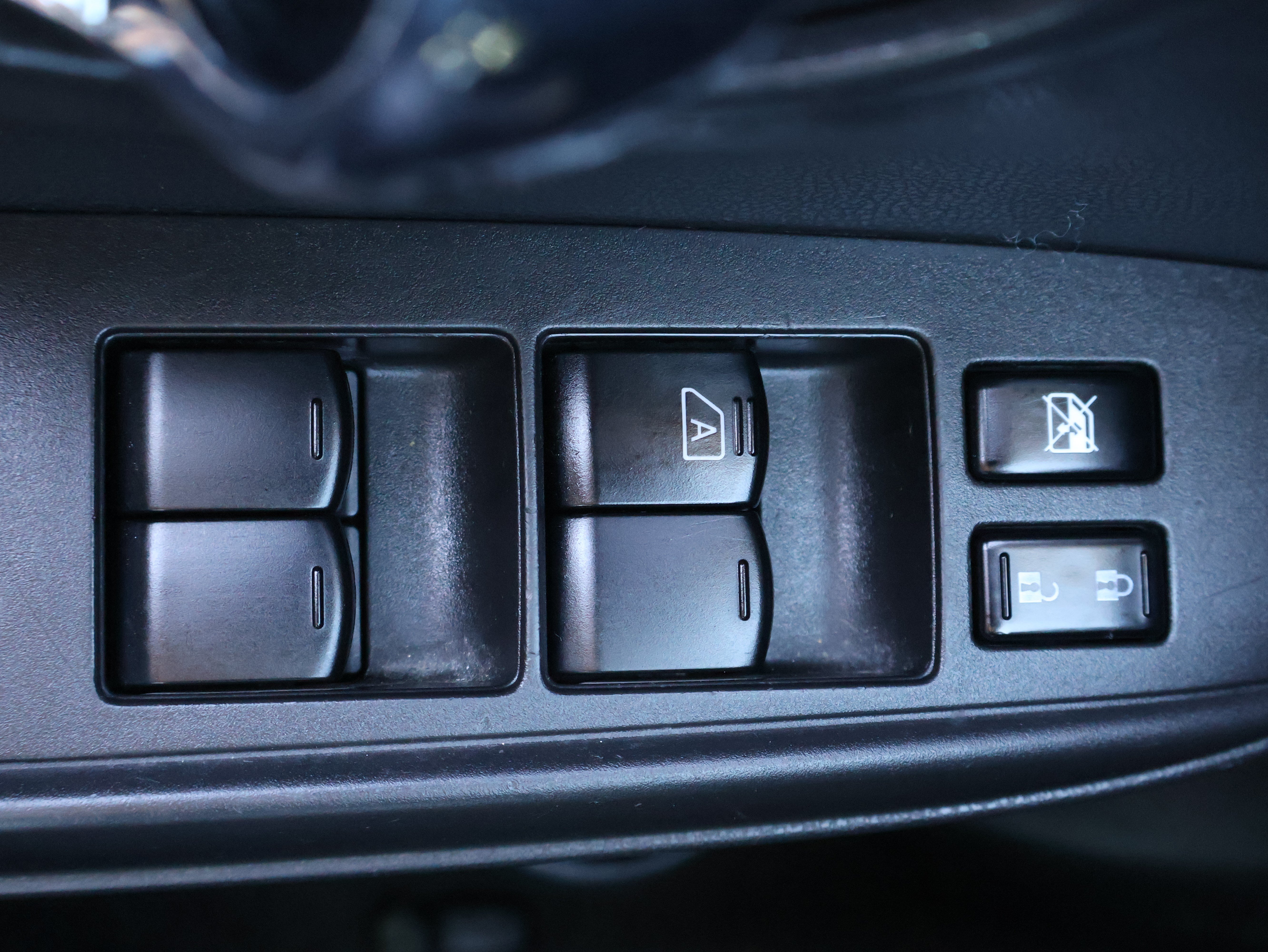 Used 2015 Nissan Versa SV FWD image 24