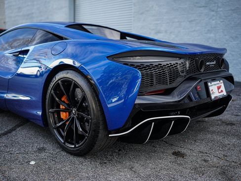 Used 2023 McLaren Artura image 14