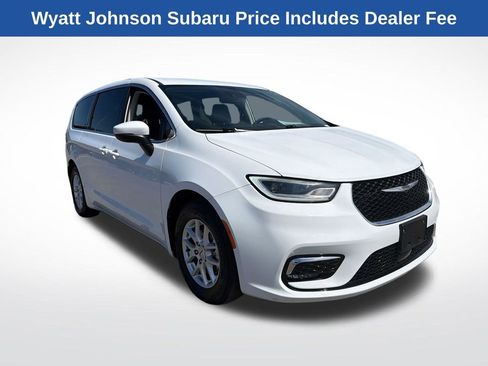 Used 2023 Chrysler Pacifica Touring-L FWD image 10