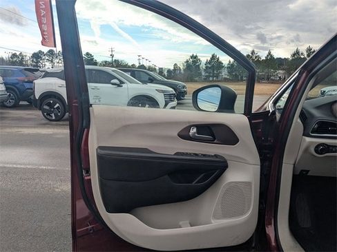 Used 2021 Chrysler Voyager Lxi image 11