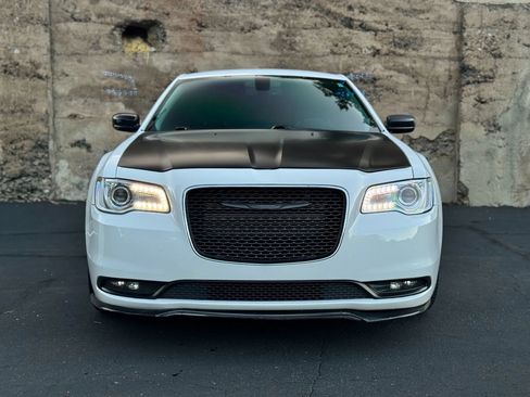 Used 2018 Chrysler 300 Limited RWD image 9
