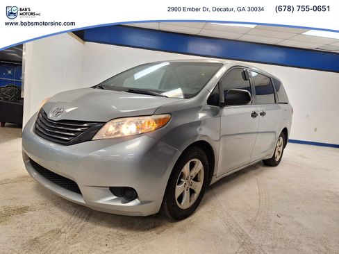 Used 2015 Toyota Sienna L image 3