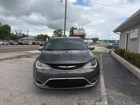 Used 2020 Chrysler Pacifica Limited image 2