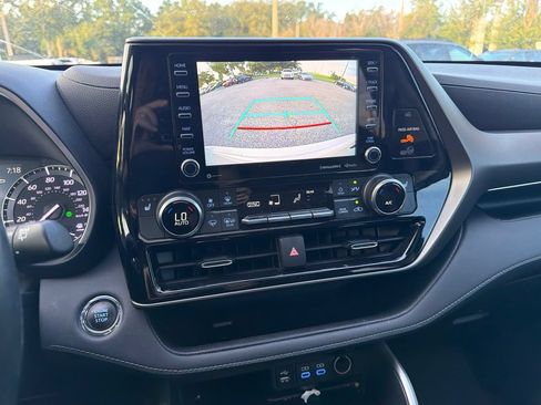 Used 2022 Toyota Highlander XLE FWD image 9
