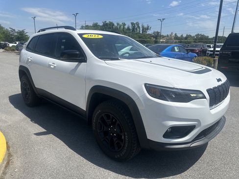 Used 2022 Jeep Cherokee Latitude w/ Sun & Sound Group AWD/4WD image 5