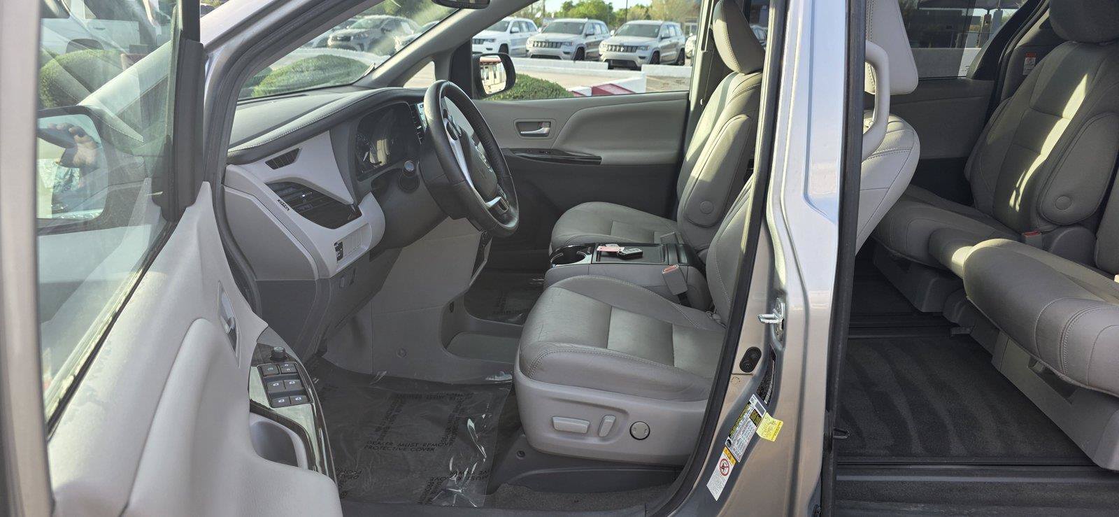 Used 2018 Toyota Sienna XLE FWD image 15