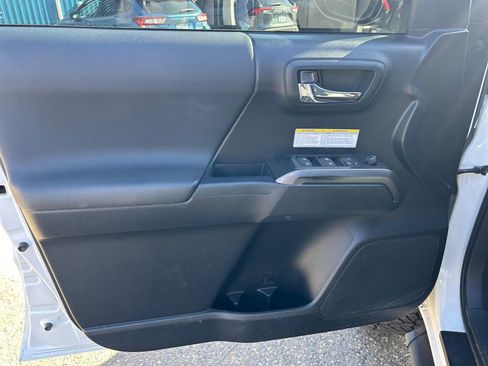 Used 2019 Toyota Tacoma TRD Off-Road w/ Technology Package AWD/4WD image 19