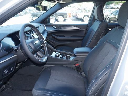 New 2025 Jeep Grand Cherokee Laredo image 2