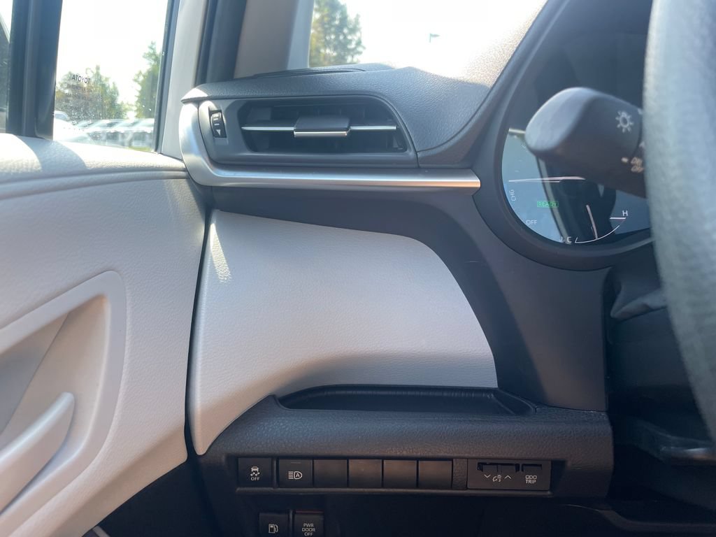 Used 2025 Toyota Sienna LE FWD image 12