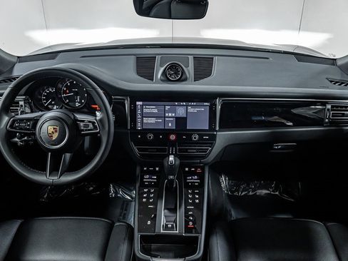 Certified 2025 Porsche Macan image 13
