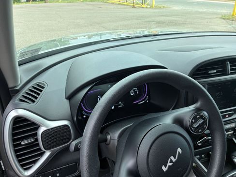 Used 2025 Kia Soul LX w/ LX Technology Package FWD image 34