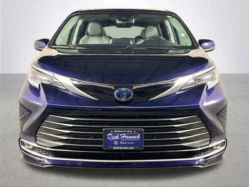 Used 2023 Toyota Sienna Limited image 3
