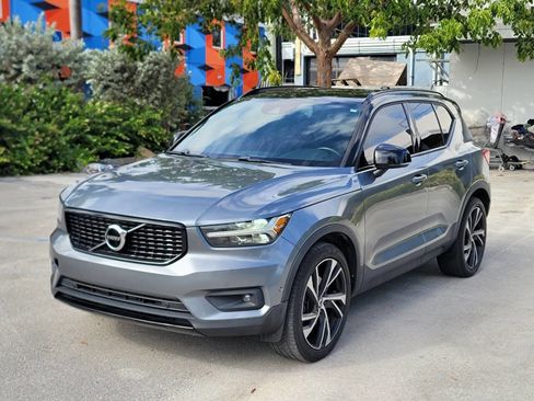 Used 2019 Volvo XC40 T5 R-Design image 1