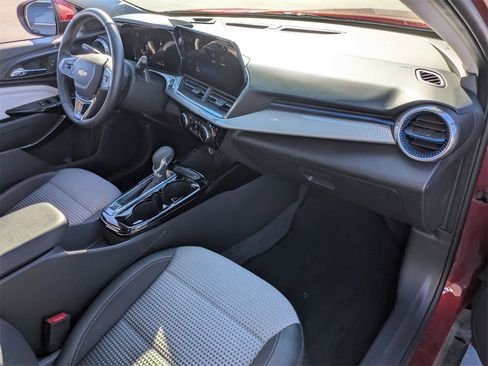 Used 2025 Chevrolet Trax LT w/ LT Convenience Package image 28