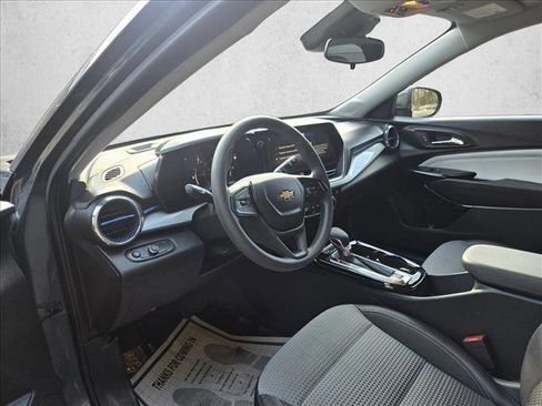 Used 2025 Chevrolet Trax LT image 11