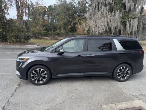 Used 2022 Kia Carnival EX image 5