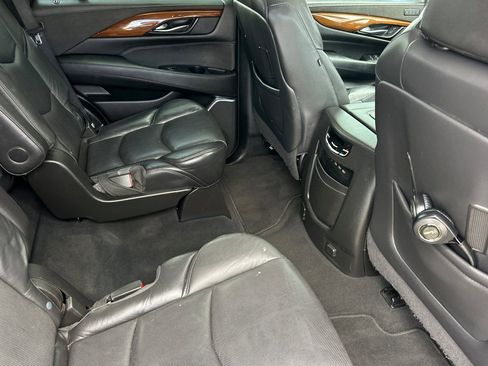 Used 2020 Cadillac Escalade Luxury w/ Escalade Sport Edition image 20