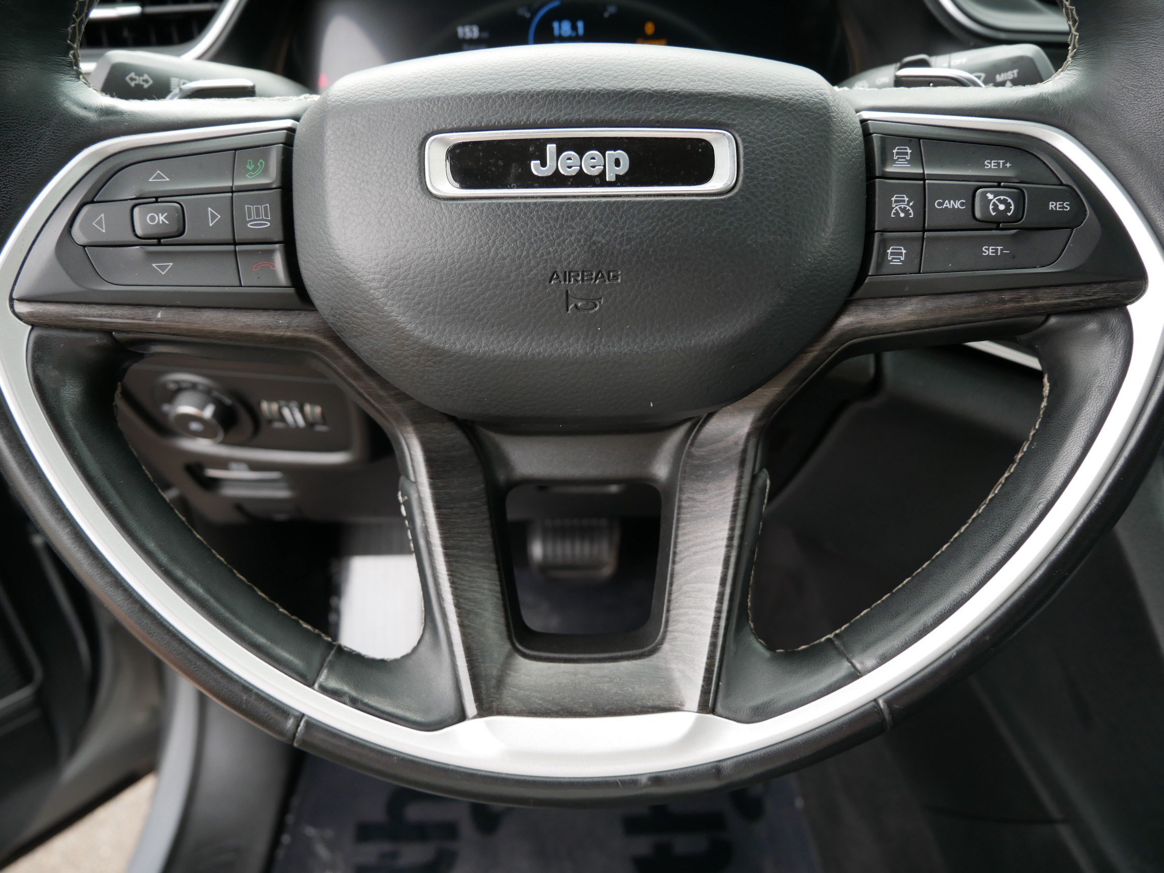 Used 2021 Jeep Grand Cherokee L Limited AWD/4WD image 25